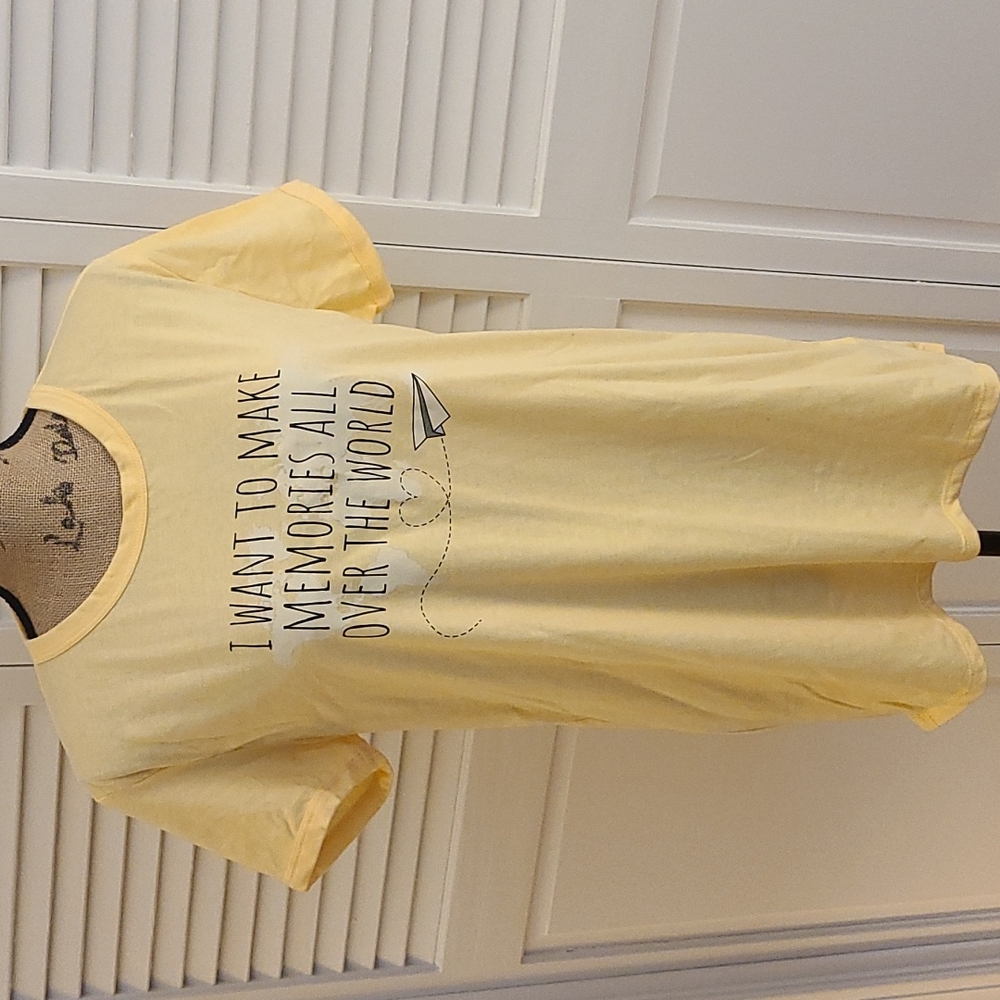 LuLaRoe Liv 🌏 TShirt - M NWT